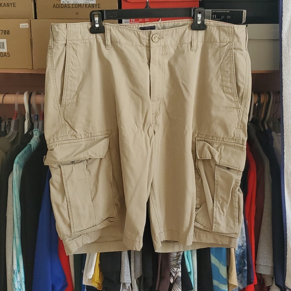 Like new men's Gap khaki cargo shorts size 40